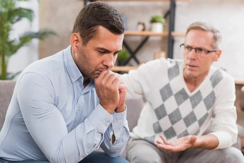 мужчина с синдромом кататонии на приеме у психолога